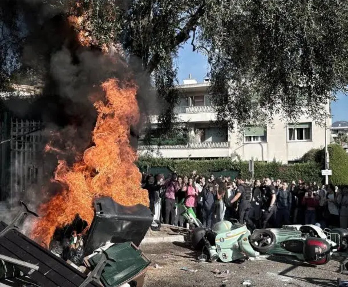 louloudemamina's tweet photo. Les élèves sont noirs.  
Le maire est noir Arabe mulsumans. 
Ils sont mains dans la main pour déstabiliser l'Etat Français avec comme point commun leur couleur de peau, leur religion.... https://t.co/4crgqmGoaV