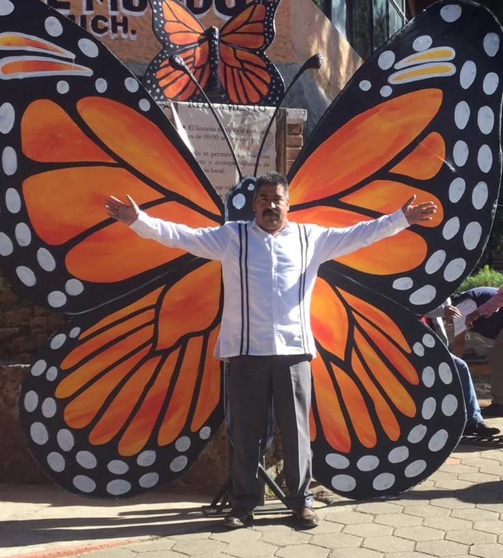 RodriguezR77953's tweet photo. @tease0101 "Dicen que las mariposas monarca son el alma de los muertos" https://t.co/5Y2StKIwpF