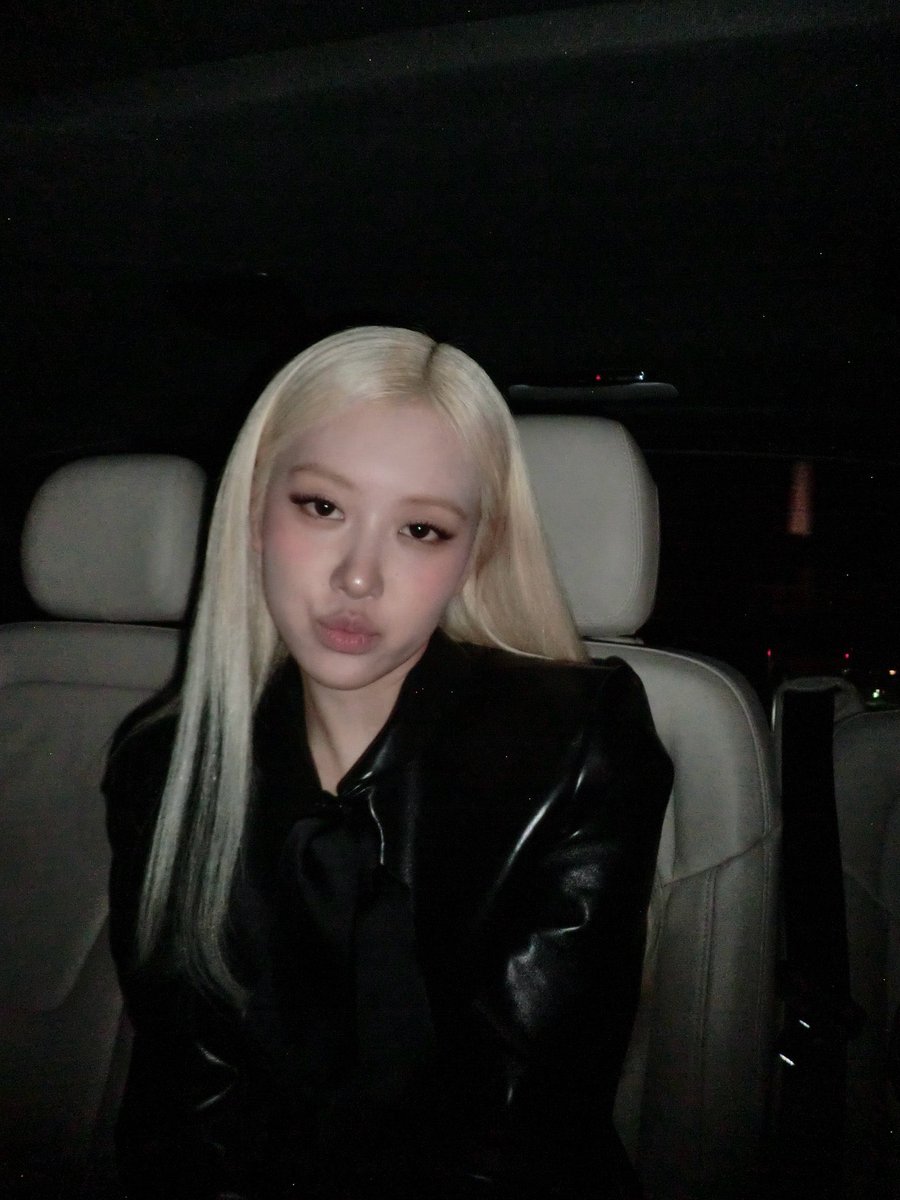 nyxhsjm's tweet photo. 我说真的 女孩，五十年后你想要看照片回忆自己的年轻美貌，结果只翻到一堆joan那个贱人拍出来的模糊的照片，一定会后悔的 https://t.co/A8FEkpcUvU