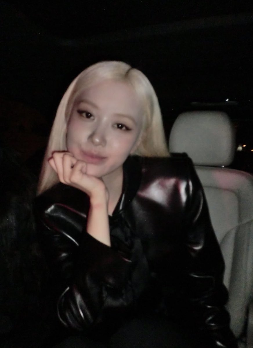 SourFishh's tweet photo. SAINT LAURENT MUSE 

ROSÉ AT YSL PFW 
#ParisFashionWeek #PFW
#ROSÉ #YSL #SaintLaurent https://t.co/3DDCj725WV