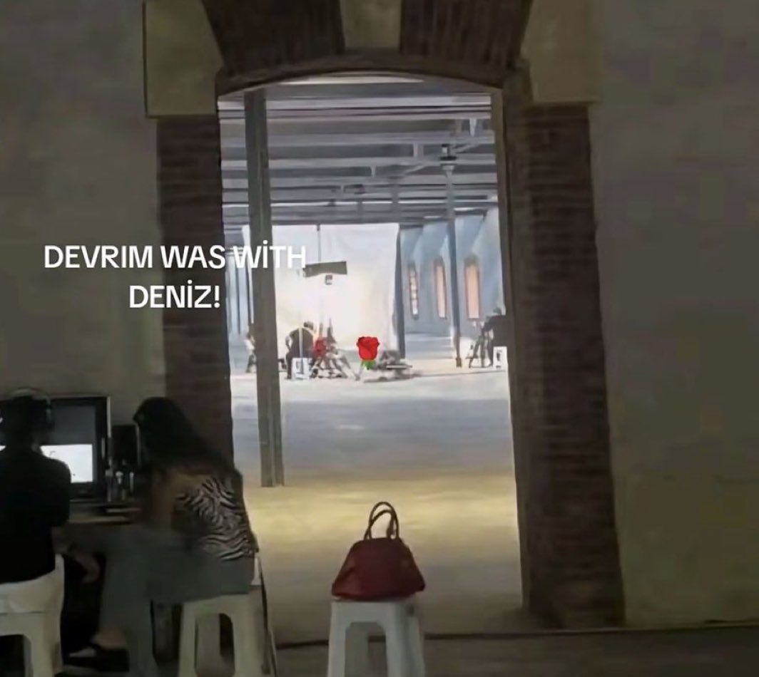 dcaholicc's tweet photo. I KNEW IT 😭😭😭😭 https://t.co/p8lbX0GweM