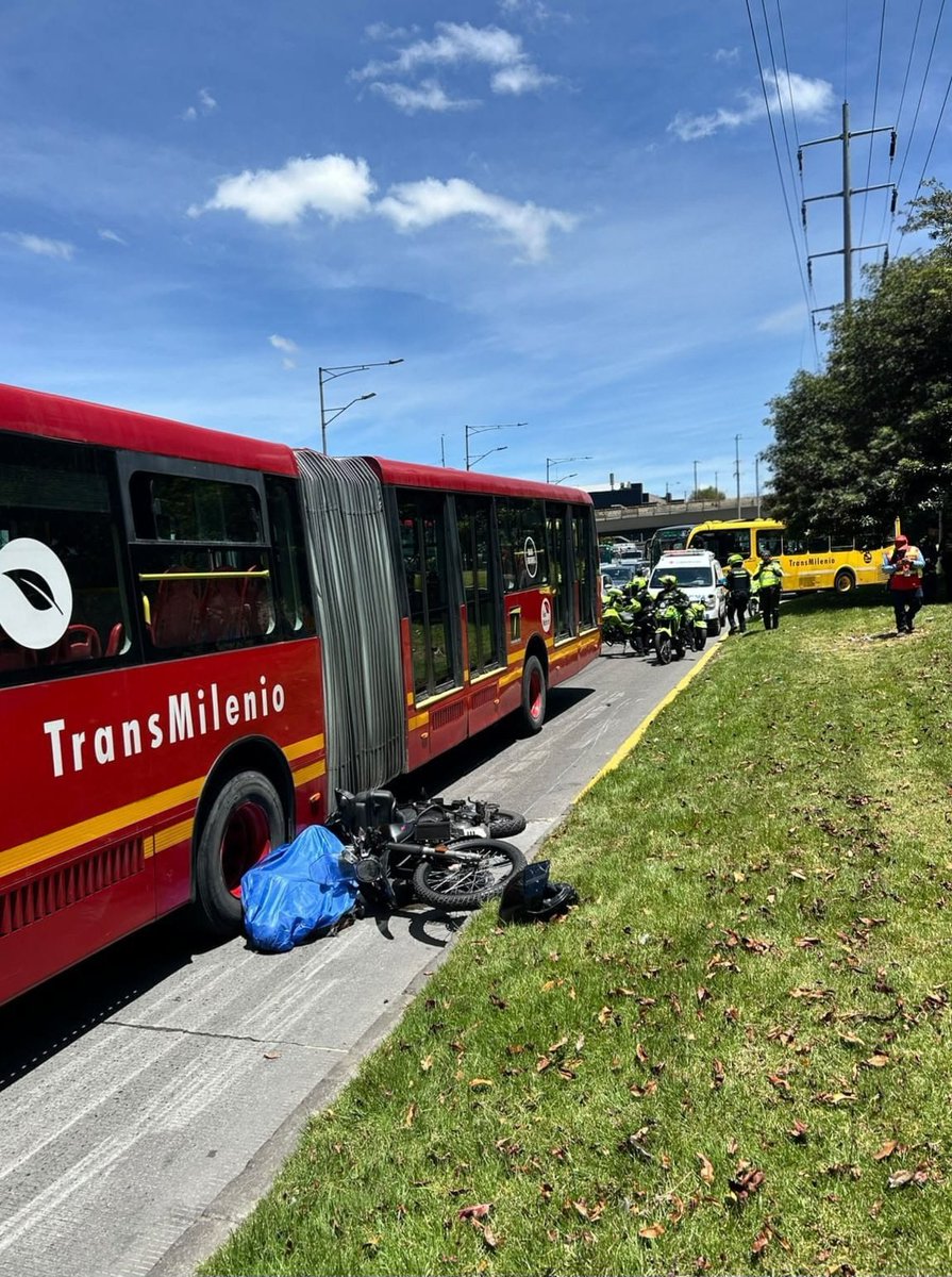 AlexLP_13's tweet photo. Hay que ser caradura para decir que esto es culpa del conductor de Transmi, y encima tratarlo de asesino.

¿Qué hace una moto en el carril exclusivo, y tratando de pasar entre un biarticulado y el separador central? https://t.co/drNjibVObY