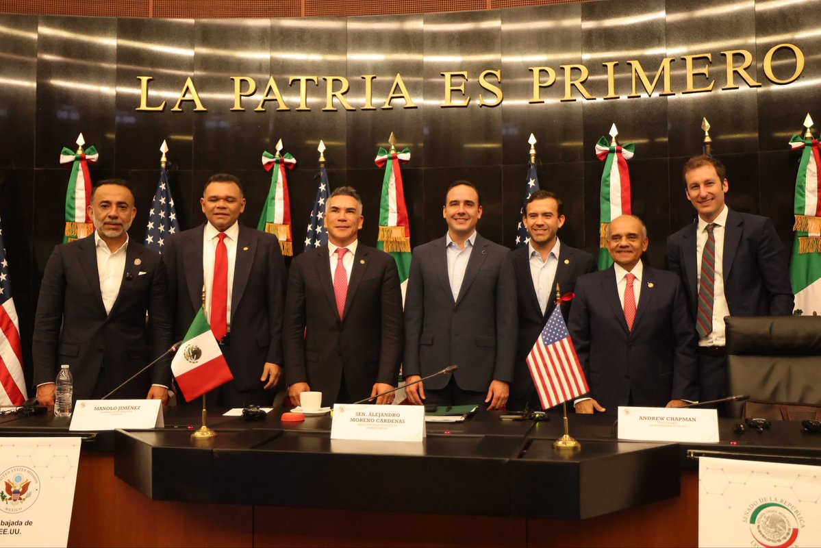 gelizondop's tweet photo. ¡La seguridad de Coahuila es ejemplo a nivel nacional! 🇲🇽💪🏻 Hoy recibimos en el Senado de la República a nuestro Gobernador @manolojim, quien presentó la estrategia de seguridad de Coahuila durante el Seminario Internacional de Ciberseguridad. Junto a @alitomorenoc, Presidente Nacional del PRI, compartimos este espacio para hablar de prevención, coordinación, inteligencia y tecnología como herramientas fundamentales para fortalecer la seguridad. Desde el Senado seguimos impulsando acciones para proteger a nuestra gente y mantener a Coahuila seguro.
#CoahuilaPaDelante #DelTerritorioAlSenado #MejoraCoahuila #PuroJale