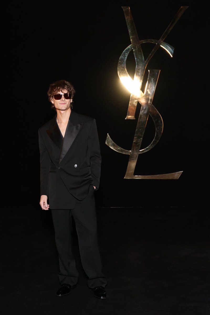 masonbrasil's tweet photo. Mason Thames no desfile da YSL em Paris 🖤 https://t.co/bvIK2E1rXC