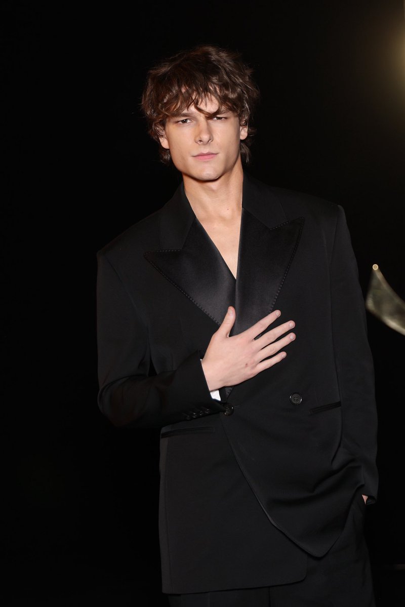 masonbrasil's tweet photo. Mason Thames no desfile da YSL em Paris 🖤 https://t.co/bvIK2E1rXC