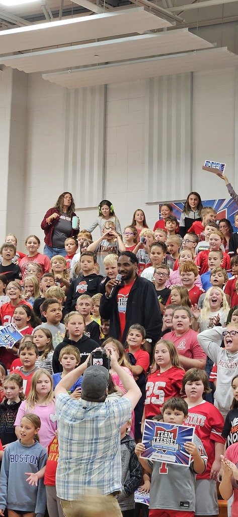 NUES_Principal's tweet photo. Great day to be a Wildcat! 🐾 Check out photos from our Team Tressel Fitness Challenge assembly. Students learned all about balancing school & life. Huge thanks to Lt. Gov. Jim Tressel, Coach Braxton Miller & our amazing volunteers! #NUPride #Wildcats #BeAnEncourager https://t.co/kiNgdZJ0dV