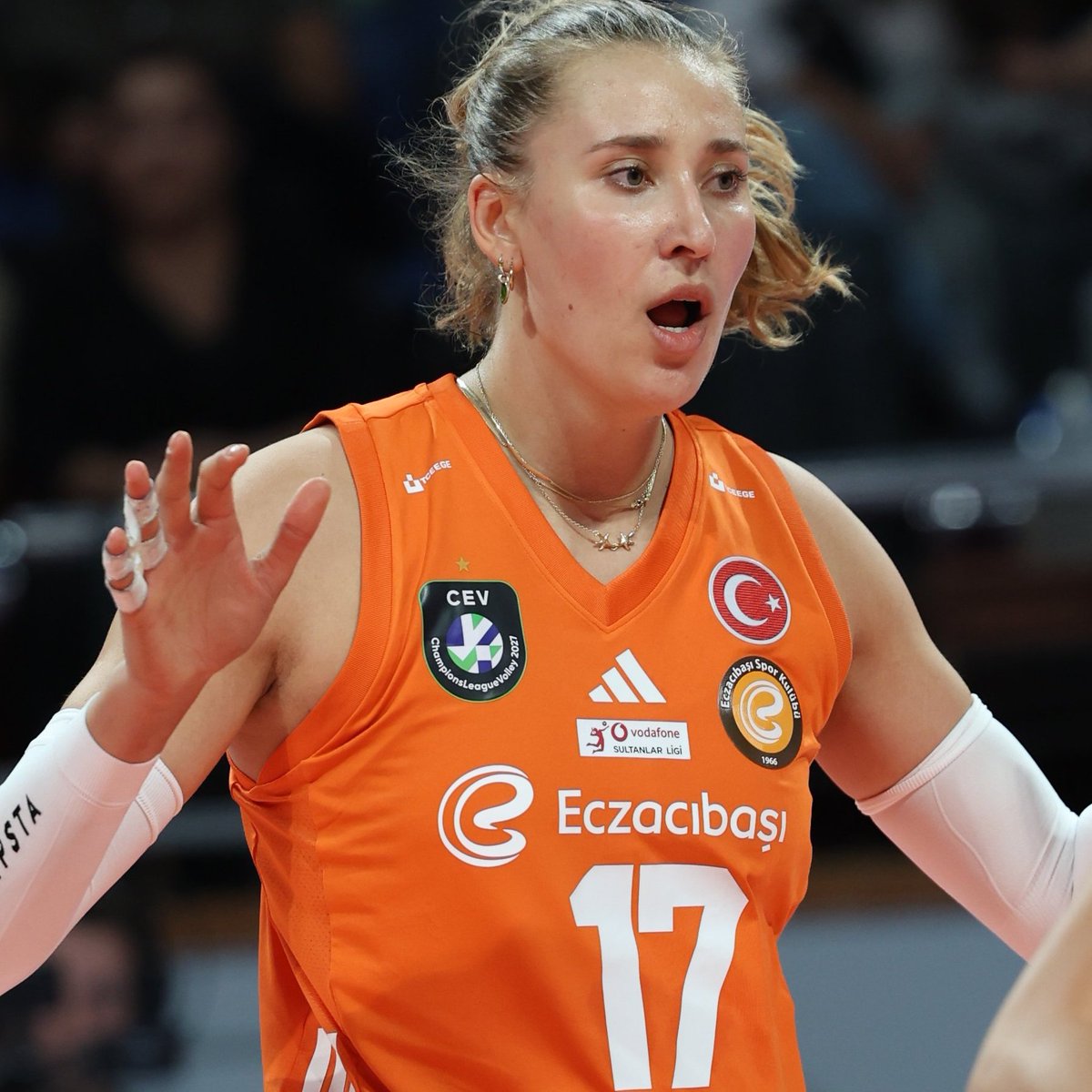 gibbybaris's tweet photo. ❓ İtalya’da geçirdiğin beş başarılı yılın ardından neden lig değiştirmeye karar verdin ? Kariyerine devam etmek için neden Türkiye’yi seçtin ?

⚡️ Ekaterina Antropova: Bir değişiklik yapmak istedim ancak İtalya Ligi’nden ayrılmak kolay olmadı. Orada harika beş yıl geçirdim ve ayrılma kararım kesinlikle artık orada kendimi kötü hissetmemden kaynaklanmıyordu. Tam tersine, kendimi fazlasıyla rahat hissetmeye başlamıştım. Konfor alanının profesyonel gelişim için en iyi yer olmadığı düşüncesini her zaman benimsedim. Bu yüzden içimde bir yerlerde, gelişimimin durmasından korkuyordum.

Ayrıca ilk kez ortam değiştirdiğim 14 yaşımdan beri taşınmaya alışığım. Bu artık benim bir parçam hâline geldi. İtalya’da başka bir kulübe geçmenin de bir anlamını görmüyordum. Takımımda o kadar mutluydum ki örneğin Milano’ya veya Novara’ya transfer olmak bana biraz yapay bir değişiklik gibi geliyordu.

Türkiye her zaman ilgimi çekiyordu. Özellikle milli takımlarının ve genel olarak ligin kaydettiği gelişime baktığınızda gerçekten merak uyandıran bir lig.

Elbette iki ligin yapısı arasında farklılıklar var. İtalya’da takımların seviyeleri birbirine oldukça yakın ve ligin alt sıralarındaki bir takım bile beklenmedik, tatsız bir sürpriz yaşatabiliyor. Orada hiçbir maçta rahatlayamazsınız.

Türkiye’ye dışarıdan bakıldığında ise önde gelen takımlarla diğer kulüpler arasındaki farkın biraz daha belirgin olduğu görülüyor. Ancak şu anda tam da böyle bir challenge’a ihtiyacım var.

❓ İtalya ve Türkiye liglerinin dışında oynamak istediğin bir ligden daha bahsetmiştin: Japonya. Orada oynamayı planlıyor musun ?

⚡️ Ekaterina Antropova: Japonya kesinlikle oynamayı çok istediğim üç ülkeden biri. Daha önce Milletler Ligi için bir kez orada bulunmuştum ancak ne yazık ki program o kadar yoğundu ki hiçbir yeri görmeye fırsatım olmadı. İzin günlerimiz de tam anlamıyla dinlenebilmek için çok azdı.

Şimdilik bu, geleceğe yönelik bir plan ancak bir gün bunu gerçekleştirebilmeyi gerçekten çok umuyorum. Bakalım.

🗞️ Championat