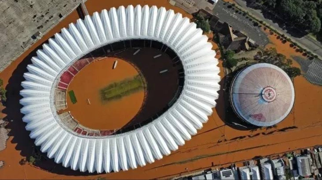 Felipe__sci's tweet photo. Assim ficou o estádio do meu time e rival enquanto o estado inteiro estava em baixo d'água.
Não vi nenhuma união dos clubes no momento, pelo contrário, tinha um time conhecido por suas sujeiras pressionando a volta dos jogos.
Eu quero mais que vocês se fodam sem patrocínio. https://t.co/8ZllRT4JgN