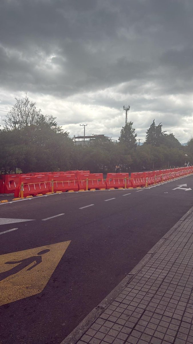 nicovelascoCD's tweet photo. @CarlosFGalan De qué sirve retirar un maletín si igual está poniendo milespor todo lado...

Aquí en hayuelos no le bastó con los taches, ahora le montó maletines. https://t.co/Dex6dwM3Lz