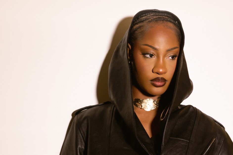 Afroclassic1's tweet photo. Prediction: Ayra Starr will be bigger than Tems in 2 years.

Tems is more talented but Ayra is more consistent, more commercial, and drops more.

Tems drops once in 6 months. Ayra stays in your face.

Who are you betting on? https://t.co/HUjQbVQM8R