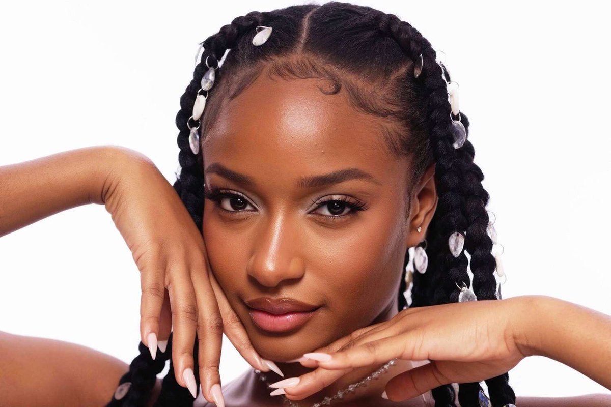 Afroclassic1's tweet photo. Prediction: Ayra Starr will be bigger than Tems in 2 years.

Tems is more talented but Ayra is more consistent, more commercial, and drops more.

Tems drops once in 6 months. Ayra stays in your face.

Who are you betting on? https://t.co/HUjQbVQM8R
