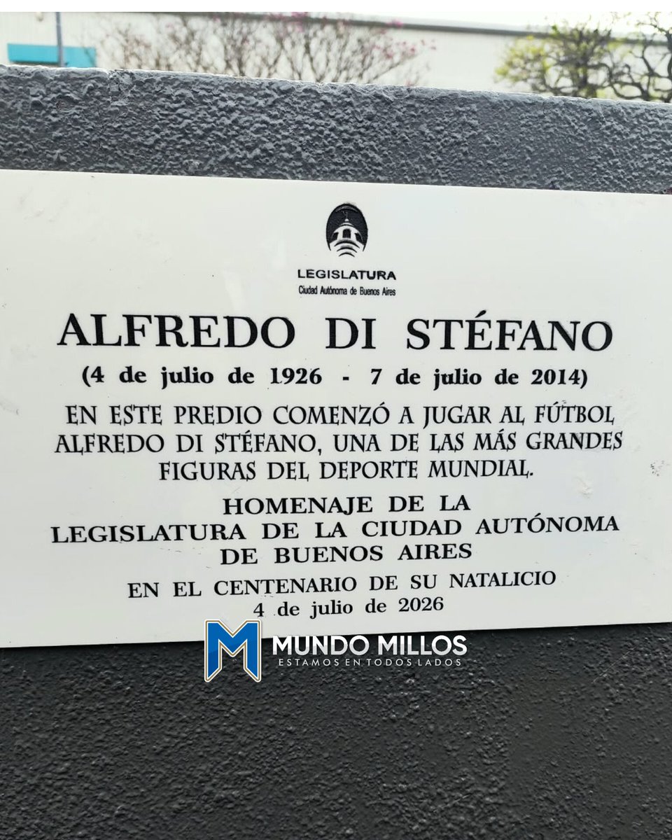 MundoMillos's tweet photo. #ESPECIAL El día de hoy se realizó un homenaje a Don Alfredo Di Stéfano en Barracas, lugar donde "La Saeta Rubia" empezó a jugar al fútbol, por el centenario de su natalicio. Un grupo de hinchas de Millonarios se hizo presente para acompañar la ceremonia.

#EstamosEnTodosLados https://t.co/fqUVFjvZbK