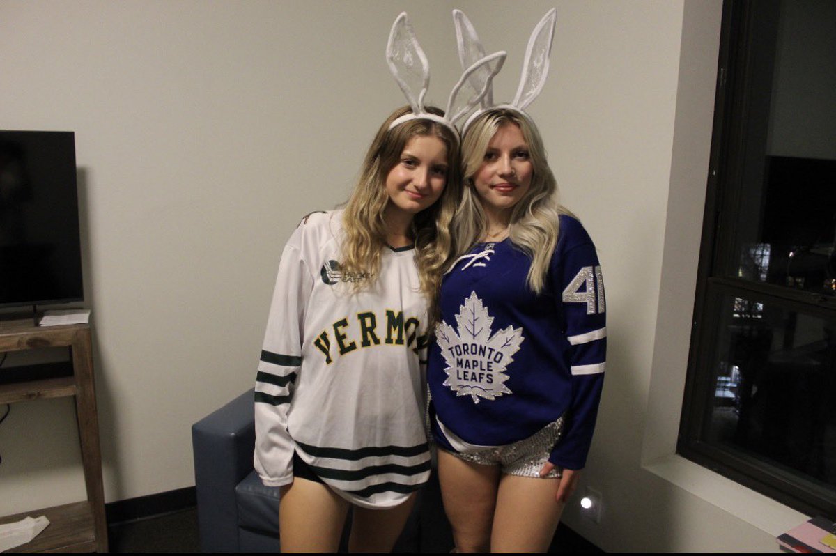 41ameliab88's tweet photo. intro to hockey twitter ig?

name: amelia
age: 21
fav team: leafs + caps
fav player(s): stolarz, lyon, thompson, myers, vecchione
hockey obsession: goalies and studying nutrition in hockey

fun fact: i’ve been collecting jerseys/equipment since 2016! up to 40-ish pieces https://t.co/c8kjfReAf4