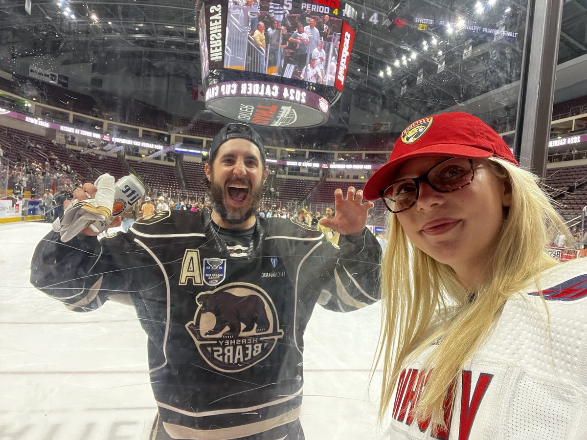 41ameliab88's tweet photo. intro to hockey twitter ig?

name: amelia
age: 21
fav team: leafs + caps
fav player(s): stolarz, lyon, thompson, myers, vecchione
hockey obsession: goalies and studying nutrition in hockey

fun fact: i’ve been collecting jerseys/equipment since 2016! up to 40-ish pieces https://t.co/c8kjfReAf4