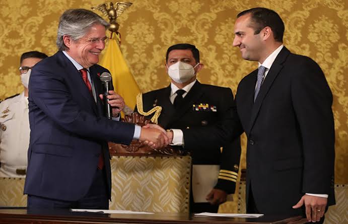 lahistoriaec's tweet photo. Ahorita no tengo tiempo ni estoy por ahí. El ex Canciller en el gobierno de Guilllermo Lasso, Juan Holguín, no se presentó a declarar esta mañana en la Fiscalía por la investigación de la presunta entrega irregular de visas a extranjeros vinculados con la mafia albanesa. El delito que se indaga es delincuencia organizada. #Quito