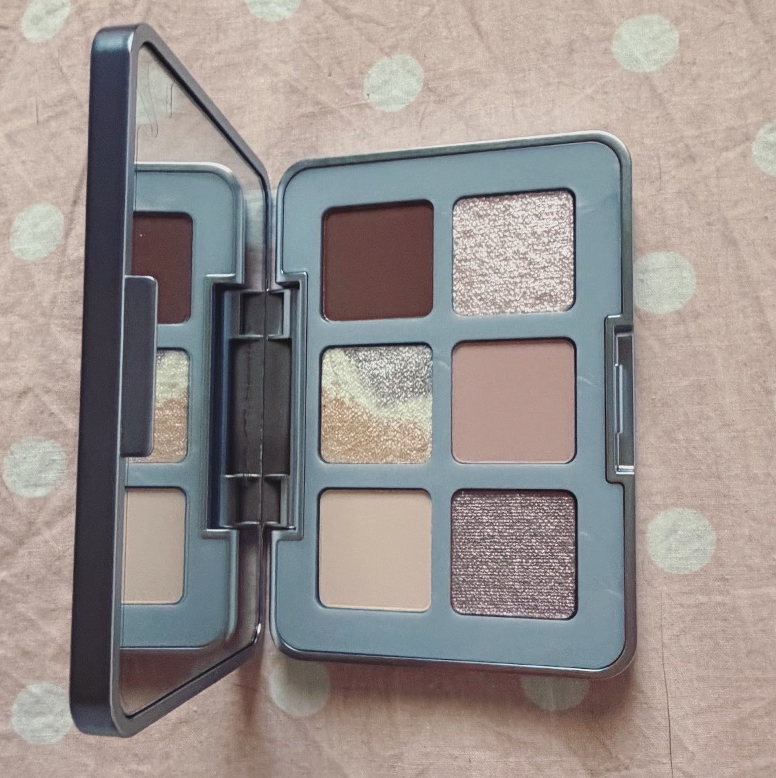 2sweetestgirl16's tweet photo. i got the rem beauty prima palette (｡･ω･｡) https://t.co/0NBgGDuzu9