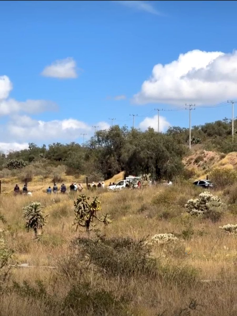 HalconOnce's tweet photo. EN TEMASCALAPA, LA BÚSQUEDA TERMINÓ EN UNA ESCENA DEL CRIMEN

Desde el lunes su familia lo buscaba.
Durante la noche pidieron ayuda para encontrarlo.

Pero la mañana de este martes, Manuel Jiménez, “Maní”, fue localizado sin vida en un camino de terracería de Teopancala. 

Al menos cinco heridas por arma de fuego y casquillos quedaron como parte de la escena.

El taxista de 46 años era esposo de una integrante del Ayuntamiento de #Temascalapa. Al desaparecer viajaba en un Taxi Chevrolet Aveo… pero el automóvil no apareció junto al cuerpo.

Policías aseguraron la zona mientras esperaban a personal de @FiscaliaEdomex. 

#HalconOnce ⚡️🦅