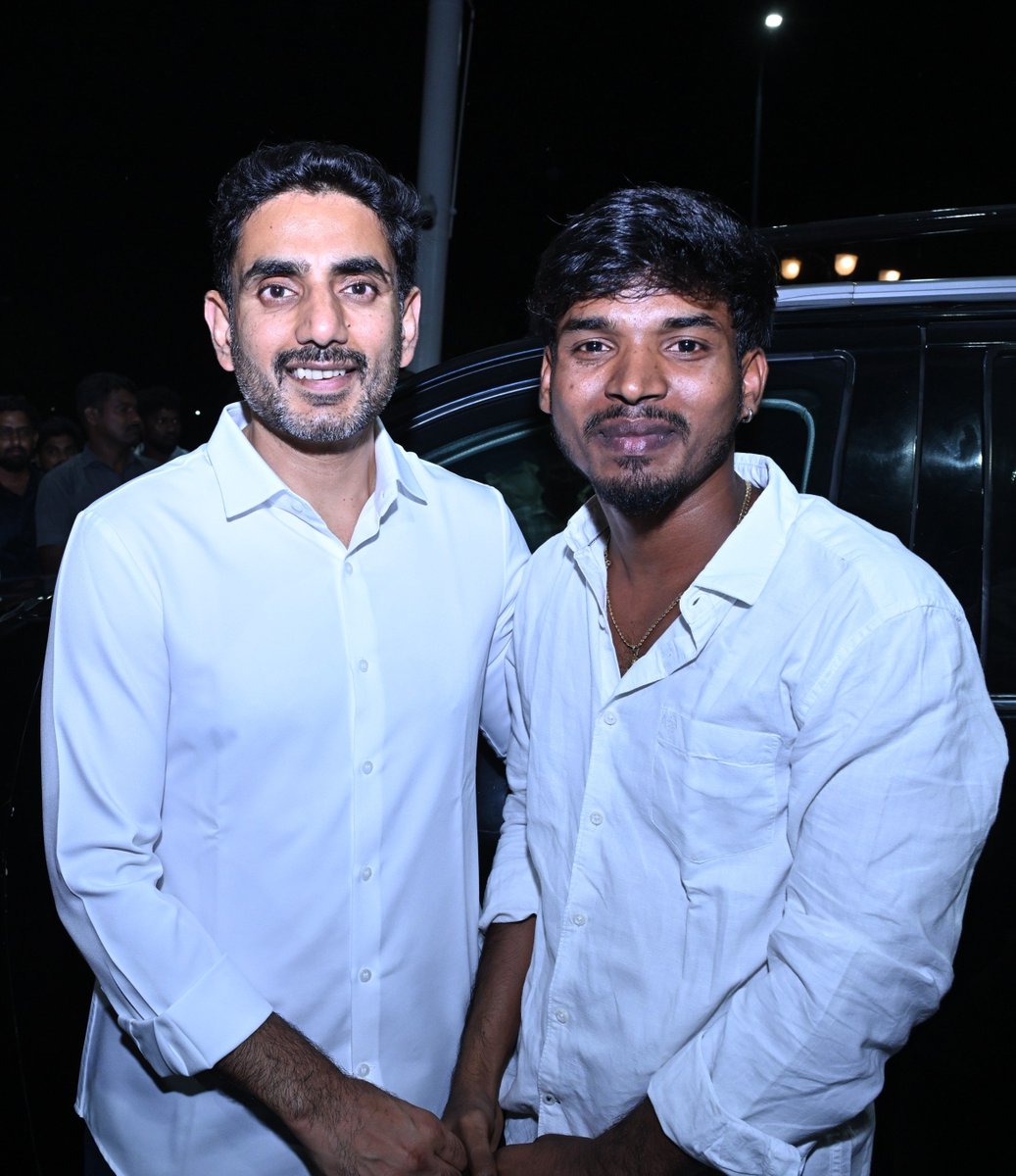 DanduPurushoth4's tweet photo. Annaaa❤️🫶

😍🙏✊💛

#MyBOSS #MyGOD
#MyInspiration #APFuture 
#NaaAnnaaa🫀😘 @naralokesh 🙇 https://t.co/2eB8lGhLDv