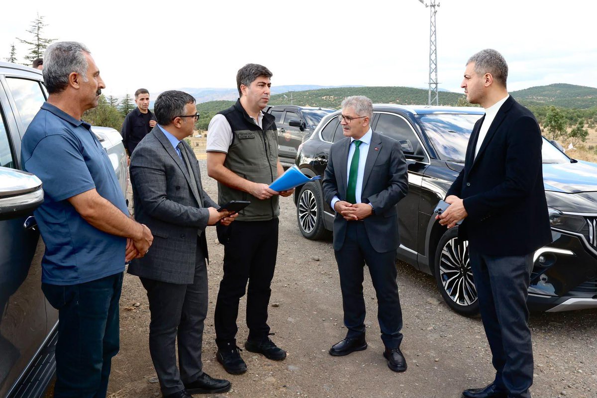 bingolvaliligi's tweet photo. 📍 Gülbahar Barajı

Valimiz Sayın Cahit Çelik, Bingöl Valiliği koordinasyonunda hayata geçirilmesi planlanan Gülbahar Kamping Projesi kapsamında, Gülbahar Barajı çevresinin doğa turizmi ve rekreasyon potansiyelinin değerlendirilmesine yönelik çalışmaları yerinde incelemek üzere proje sahasında incelemelerde bulundu.

Proje kapsamında; karavan ve çadır kamp alanları, mesire alanları, yürüyüş ve bisiklet yolları, otoparklar ile WC gibi ortak kullanım alanlarının oluşturulması planlanıyor.

Saha ziyaretine İl Özel İdaresi Genel Sekreteri Sayın Enes Üçgül, Orman İşletme Müdürü Sayın İbrahim Börü ve Fırat Kalkınma Ajansı Bingöl Yatırım Destek Ofisi Koordinatörü Sayın Murat Ortak eşlik etti.

Ziyarette; projenin uygulama alanları, arazi kullanım imkânları ve hayata geçirilmesine yönelik çalışmalar yerinde değerlendirildi.

Gülbahar Barajı’ndaki programının ardından Çavuşlar Köyü’ne geçen Valimiz Sayın Cahit Çelik, devam eden yol yapım çalışmalarını yerinde inceleyerek ekiplerden çalışmaların son durumu hakkında bilgi aldı.

Daha sonra Çavuşlar Acil Sağlık Hizmetleri İstasyonu’nu ziyaret eden Valimiz, görevli personelle bir araya gelerek taleplerini dinledi, sunulan sağlık hizmetleri hakkında değerlendirmelerde bulundu ve istasyon binasında incelemeler gerçekleştirdi.

Valimiz Sayın Cahit Çelik, vatandaşlarımızın yaşam kalitesini artıracak yatırımların ve kamu hizmetlerinin etkinliğini güçlendirecek çalışmaların kararlılıkla sürdürüleceğini ifade etti.
@celikcahit