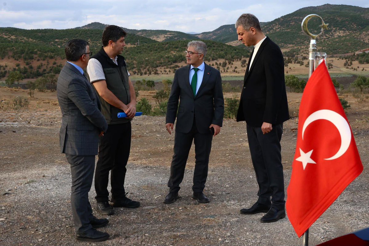 bingolvaliligi's tweet photo. 📍 Gülbahar Barajı

Valimiz Sayın Cahit Çelik, Bingöl Valiliği koordinasyonunda hayata geçirilmesi planlanan Gülbahar Kamping Projesi kapsamında, Gülbahar Barajı çevresinin doğa turizmi ve rekreasyon potansiyelinin değerlendirilmesine yönelik çalışmaları yerinde incelemek üzere proje sahasında incelemelerde bulundu.

Proje kapsamında; karavan ve çadır kamp alanları, mesire alanları, yürüyüş ve bisiklet yolları, otoparklar ile WC gibi ortak kullanım alanlarının oluşturulması planlanıyor.

Saha ziyaretine İl Özel İdaresi Genel Sekreteri Sayın Enes Üçgül, Orman İşletme Müdürü Sayın İbrahim Börü ve Fırat Kalkınma Ajansı Bingöl Yatırım Destek Ofisi Koordinatörü Sayın Murat Ortak eşlik etti.

Ziyarette; projenin uygulama alanları, arazi kullanım imkânları ve hayata geçirilmesine yönelik çalışmalar yerinde değerlendirildi.

Gülbahar Barajı’ndaki programının ardından Çavuşlar Köyü’ne geçen Valimiz Sayın Cahit Çelik, devam eden yol yapım çalışmalarını yerinde inceleyerek ekiplerden çalışmaların son durumu hakkında bilgi aldı.

Daha sonra Çavuşlar Acil Sağlık Hizmetleri İstasyonu’nu ziyaret eden Valimiz, görevli personelle bir araya gelerek taleplerini dinledi, sunulan sağlık hizmetleri hakkında değerlendirmelerde bulundu ve istasyon binasında incelemeler gerçekleştirdi.

Valimiz Sayın Cahit Çelik, vatandaşlarımızın yaşam kalitesini artıracak yatırımların ve kamu hizmetlerinin etkinliğini güçlendirecek çalışmaların kararlılıkla sürdürüleceğini ifade etti.
@celikcahit