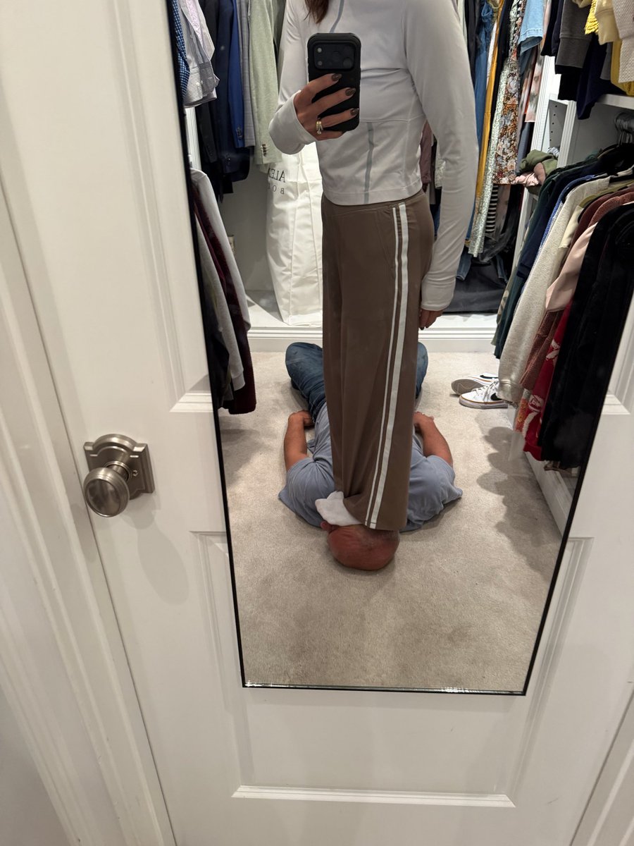 Barefoot_babe9's tweet photo. Photo shoot on his face😈
Who wants to trade places with him? https://t.co/gYCGCLYWsf