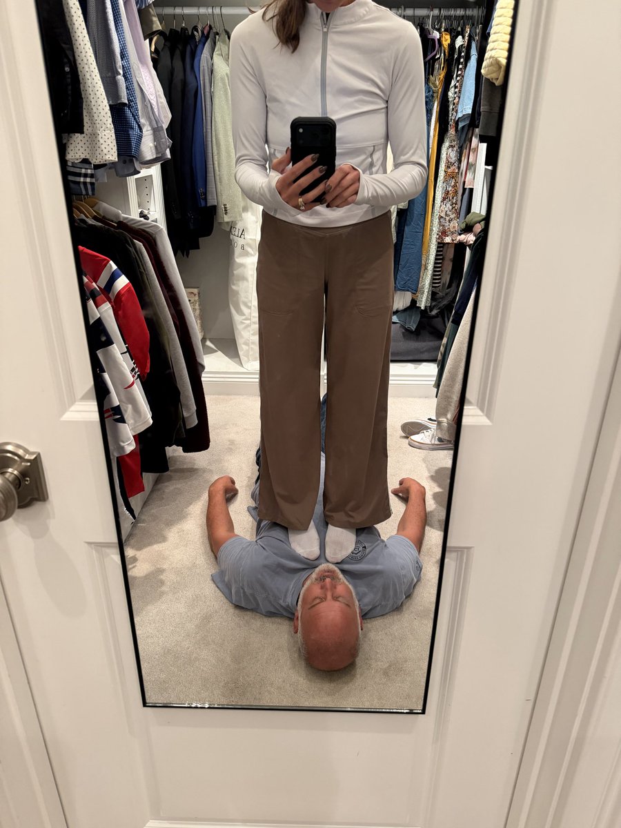 Barefoot_babe9's tweet photo. Photo shoot on his face😈
Who wants to trade places with him? https://t.co/gYCGCLYWsf