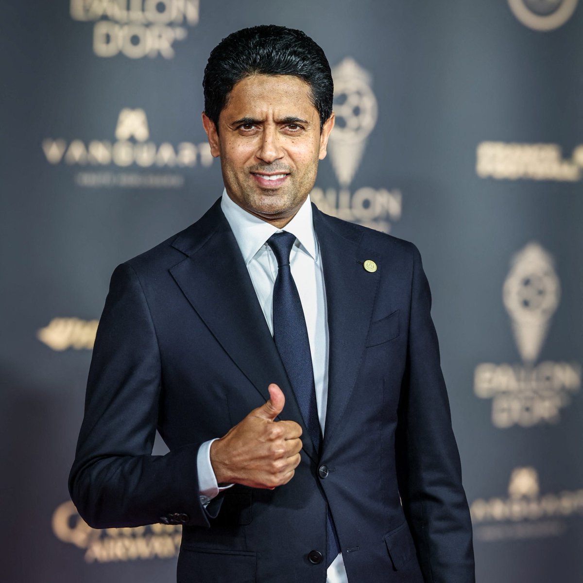 footmercato's tweet photo. 🚨🏆 | Nasser Al-Khelaïfi croit TRÈS FORT aux chances du PSG pour le Ballon d’Or !

Le président parisien estime que son club possède plusieurs joueurs capables de décrocher le trophée, après une saison encore exceptionnelle sur la scène européenne. 🔴🔵

Le PSG a notamment concentré sa campagne ces dernières semaines autour d’Ousmane Dembélé et Khvicha Kvaratskhelia, alors que la concurrence s’annonce féroce. 👀

💬 Un Parisien remportera-t-il le Ballon d’Or cette année ?