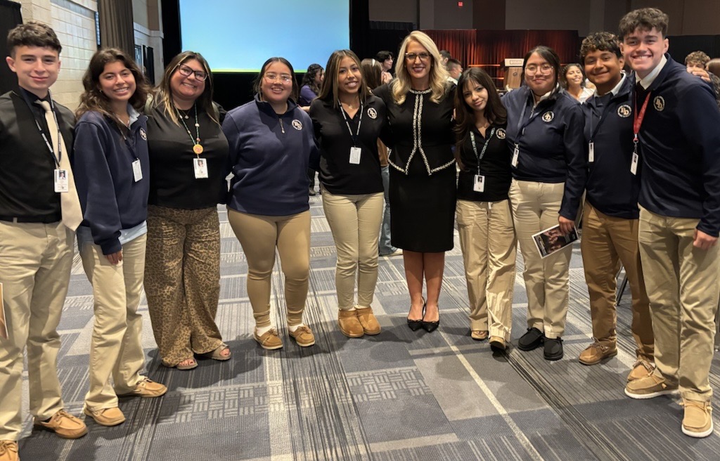 SecJennerIN's tweet photo. Northeast Indiana’s annual Viva College! Scholarship Lunch brought together students, families, educators, and community leaders to celebrate this year’s scholarship recipients. Grateful to cheer them on as they dream big, work hard, and leave their mark on the world! 🎓✨ https://t.co/RZAKOIdvaa