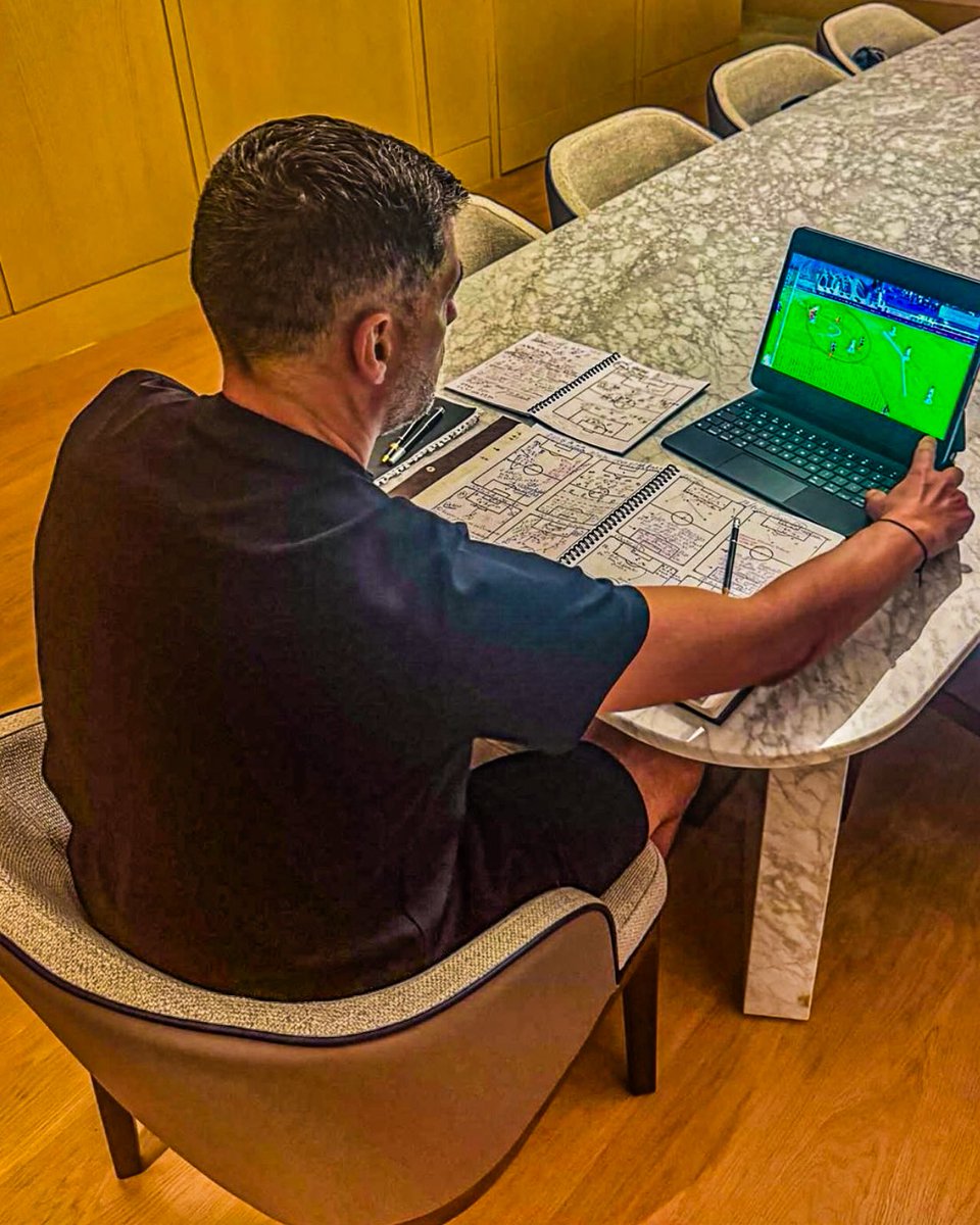 eurofootcom's tweet photo. 🇵🇹✨ Sérgio Conceição, who is currently not managing a team, is using his free time to study some tactics and team shapes. 💻 

"Take time to learn forward and work on the details. Enjoy family and keep moving forward." https://t.co/Q6ATxcheNO