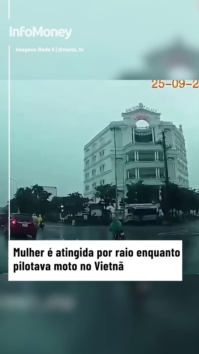 The image, credited to "InfoMoney" with source "Imagens: Rede X | @nexta_tv," shows a rainy street scene dated "25-09-2" (cut off), featuring a building labeled "DA TICH PALACE" with a person on a motorcycle visible in the foreground. The accompanying Portuguese headline reads "Mulher é atingida por raio enquanto pilotava moto no Vietnã" ("Woman is struck by lightning while riding a motorcycle in Vietnam"), contextualizing the scene as the moment the 47-year-old victim was struck by lightning during a storm in Vinh.