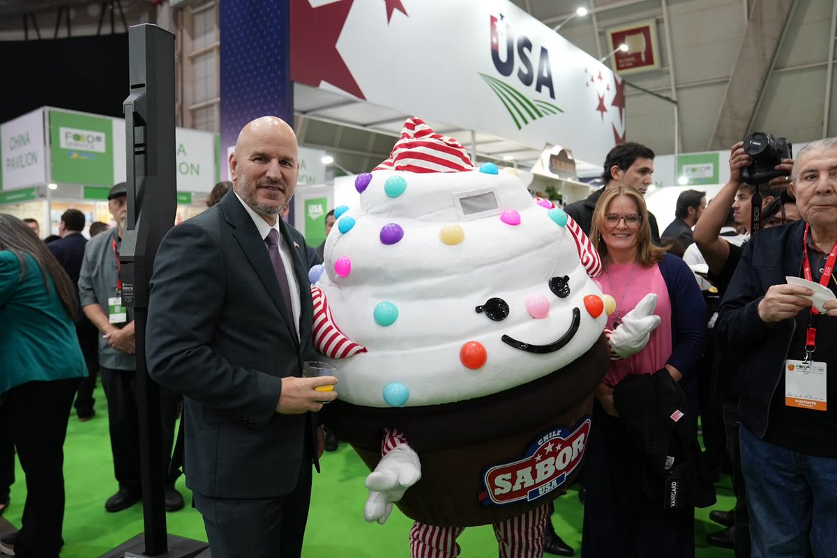 EmbajadaEEUUcl's tweet photo. Hoy el Embajador de EE.UU. Brandon Judd participó en #EspacioFoodService2026, la feria de alimentos más grande de Chile. Tuvo la oportunidad de inaugurar el pabellón USA con más de 35 expositores, y conocer los mejores productos alimenticios para el mercado chileno. 

¡Apoyamos a los exportadores de EE.UU. en Chile! 

#ProductosUSA #ChileEEUU
