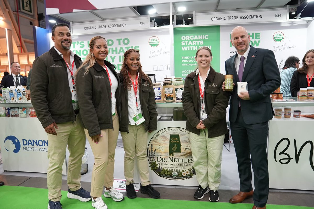 EmbajadaEEUUcl's tweet photo. Hoy el Embajador de EE.UU. Brandon Judd participó en #EspacioFoodService2026, la feria de alimentos más grande de Chile. Tuvo la oportunidad de inaugurar el pabellón USA con más de 35 expositores, y conocer los mejores productos alimenticios para el mercado chileno. 

¡Apoyamos a los exportadores de EE.UU. en Chile! 

#ProductosUSA #ChileEEUU