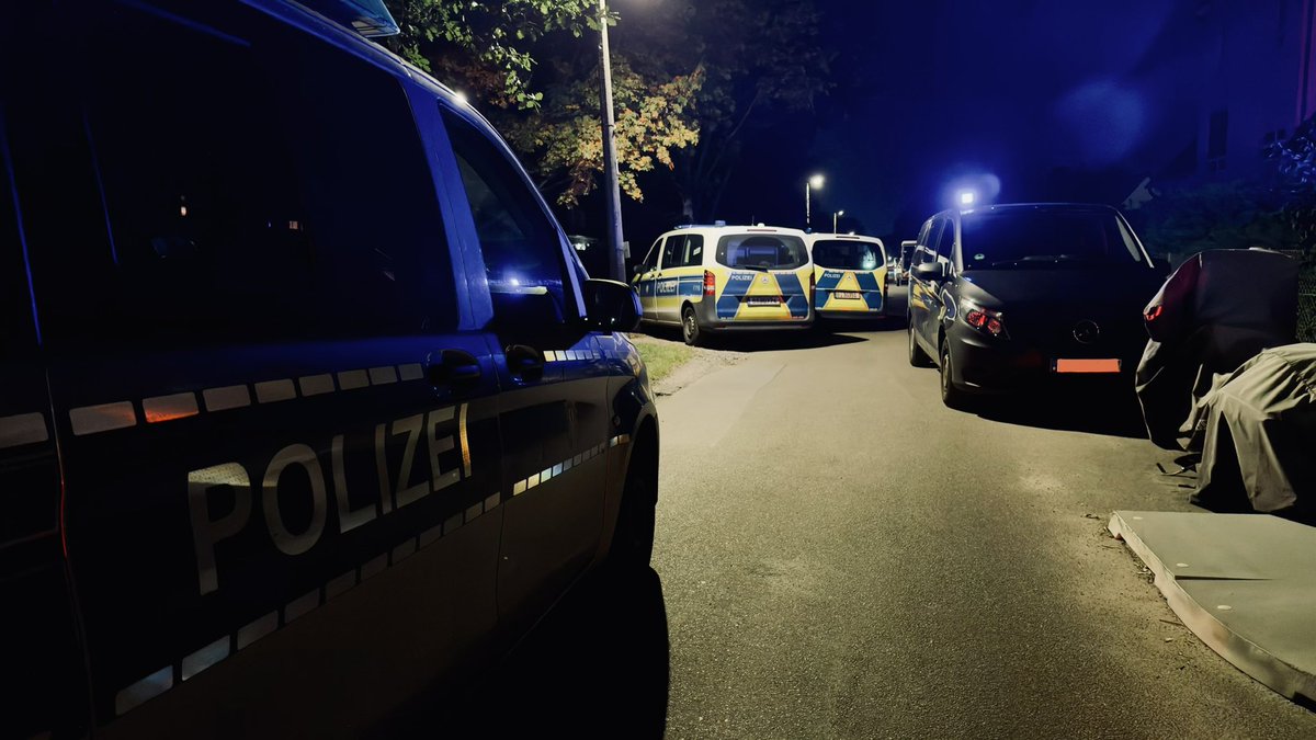 polizeiberlin's tweet photo. Heute Abend gegen 20:30 Uhr wurden unsere Einsatzkräfte in den Berberitzenweg in #Baumschulenweg gerufen. Dort wurden zwei Personen durch Schüsse verletzt. Beide nicht lebensgefährlich verletzten Männer kamen in Krankenhäuser. Die Tatverdächtigen flüchteten unerkannt. Eine Absuche auch mittels Hubschrauber verlief ohne Erfolg.
Unsere Kriminalpolizei der Direktion 3 hat die Ermittlungen übernommen.
^tsm