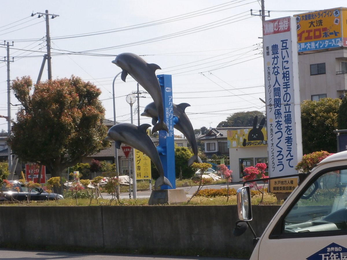 sam10631303's tweet photo. 2013年の大洗
ＴＶ版が終わってまさに話題の頃だったけど
「まるで実在の地元の高校がなにかの大会で優勝した」ようなのぼりの量と駅前の横断幕に感動した
街を歩いているだけでたのしかった https://t.co/MjVk6MTtfs