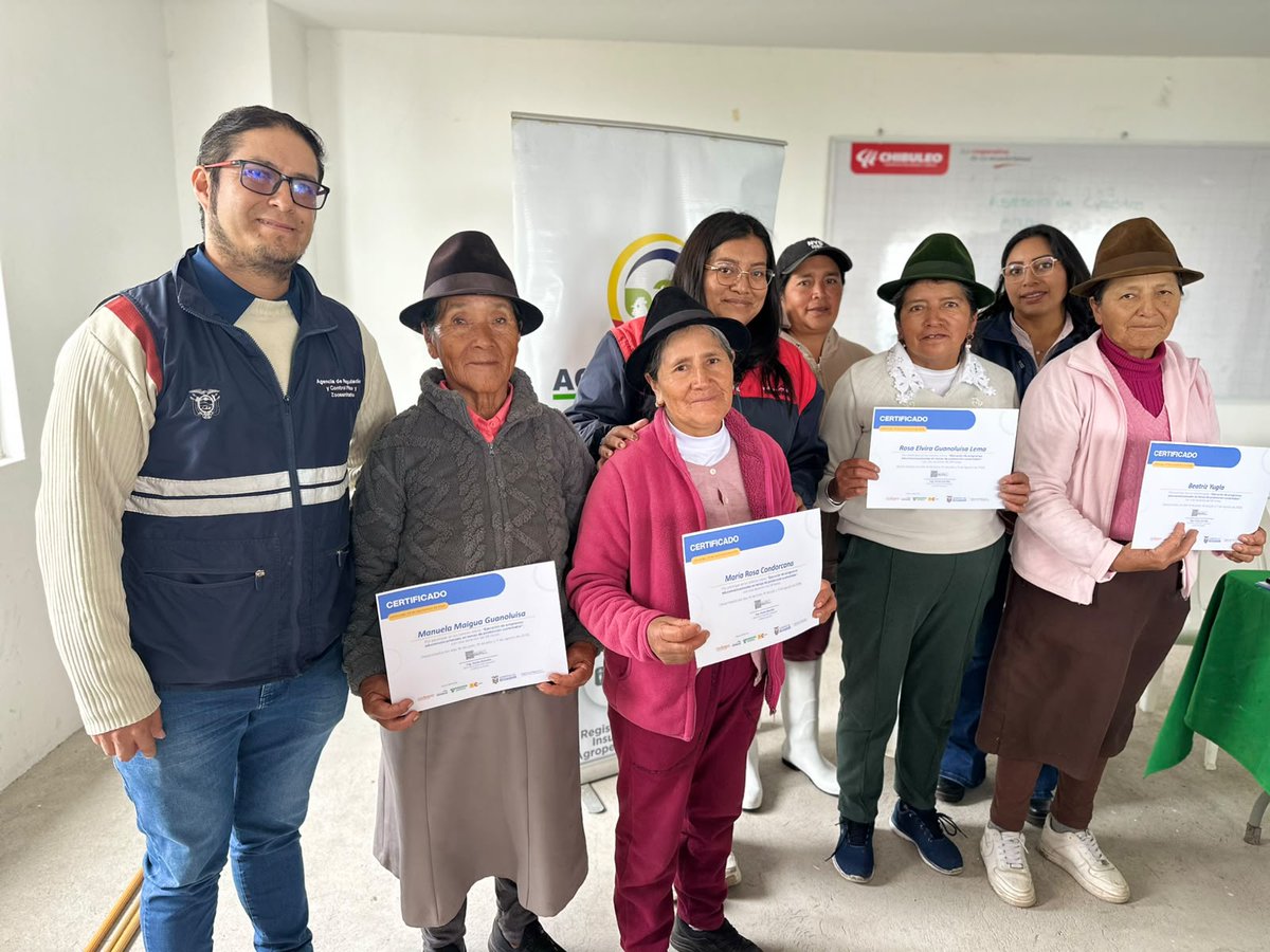 AgrocalidadZ3's tweet photo. ✅| #ProtegemosLoQueConsumes 

En Cotopaxi junto a @aecidecuador, @CODESPA y @GADPCotopaxi, entregamos certificados a productores de ASPRALNUES, participantes del programa Educomunicacional, fortaleciendo la producción orgánica.

#ProtegemosElAgroEcuatoriano 💪🏻 https://t.co/FCgBVUXZiH