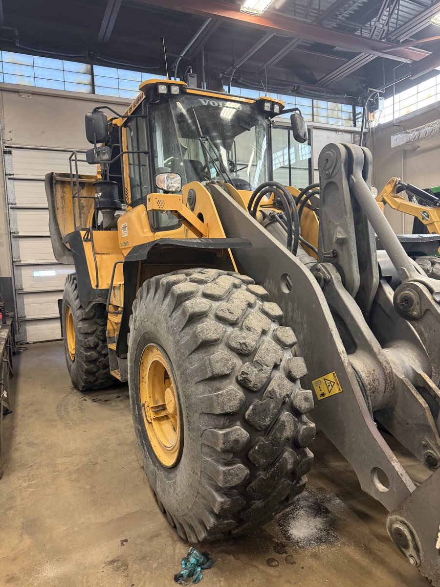 favtechnician's tweet photo. The tire is bigger than my apartment and twice as reliable 😂 https://t.co/00xFSYhJSS