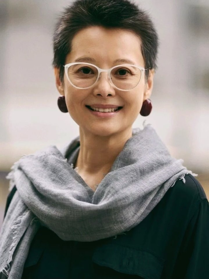 gengzishunli's tweet photo. 袁立生病之后瘦了不少，看着好像奥黛丽赫本 ！

很佩服她一直坚持在做尘肺病人的公益，她的基金会据说养活着几百个尘肺病人的孩子，是一个有大爱的人，比满嘴跑火车的韩红看着靠谱多了！ https://t.co/08vyfPoWrB