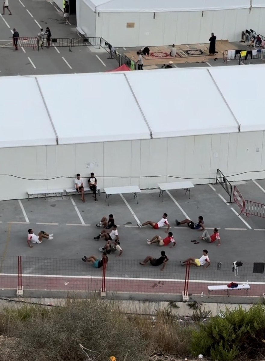 burgosusana's tweet photo. 🔴 Los inmigrantes ilegales de #Ceuta pasan buena parte del día haciendo ejercicio. 

Cualquiera diría que son hombres en edad militar que entrenan para estar fuertes y no chavales en chanclas en busca de un futuro mejor. 

Las imágenes son de @ceutaactualidad https://t.co/m8nCVRDYrP
