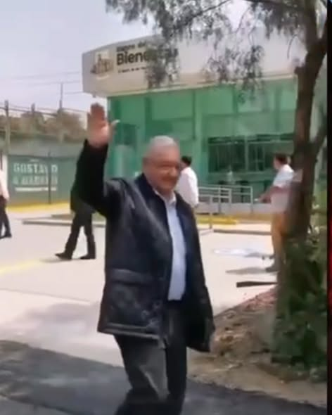 GARCIPAVON's tweet photo. No conforme con cobrarle al CO, hacerse millonario a costa de los mexicanos, el vjt ojt va a cobrar su ''pensión del bienestar'', para poder subsistir 🥺 Pinch3 engendro del demonio, llegará el momento que la vida te ''cobrará'' todo el daño que has hecho @lopezobrador_  y también ya tienes tu lugar VIP en el infi3rno.
Reaparece el vjt ojt cobrando su ''pensionsita del bienestar'' y todavía la presume👇