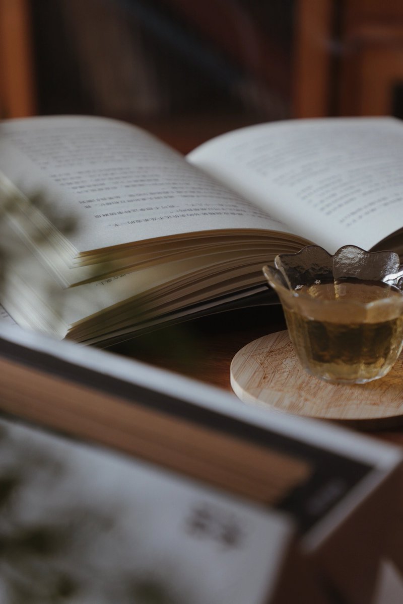 EugenieDuffer's tweet photo. A cozy evening with warm tea and a book, quiet moments that fix my wobbly mood. ， https://t.co/5AokcbduhS