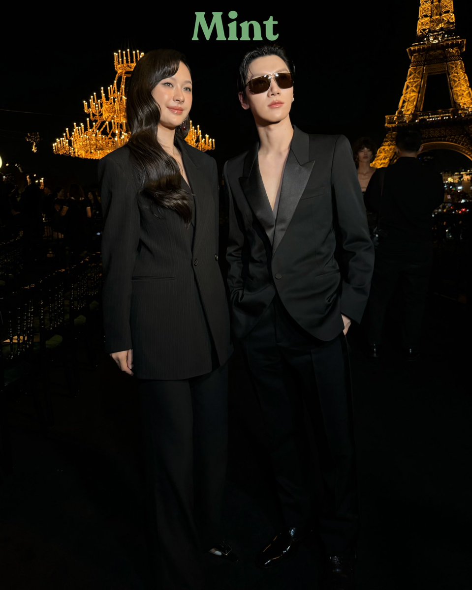 mintmag_th's tweet photo. คนไทยปังไม่ไหว!  #MintReports เสิร์ฟภาพสอง Saint Laurent Brand Ambassador ‘เตนล์ - มิ้ลค์’ อวดลุคฟร้อนท์โรว์ชมโชว์  #SaintLaurentSS27  ณ ปารีส ประเทศฝรั่งเศส 💚

#YSLxMilkPansa #SaintLaurentxTEN
#MilkPansa  #TEN
#TENforYSLPFW27 
#YSL #SaintLaurent 
#MintMagTH https://t.co/Flv5QMjIlp