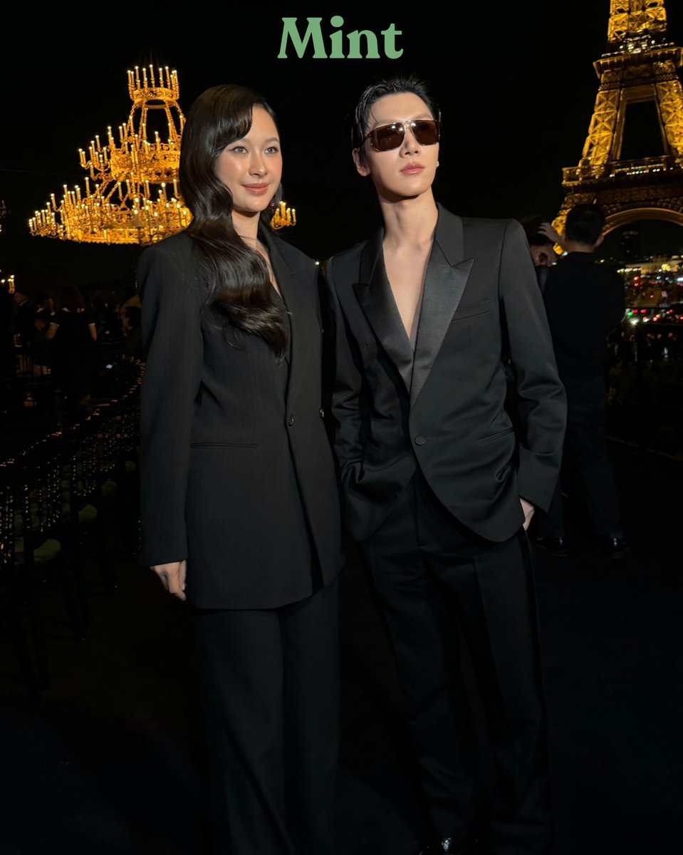 mintmag_th's tweet photo. คนไทยปังไม่ไหว!  #MintReports เสิร์ฟภาพสอง Saint Laurent Brand Ambassador ‘เตนล์ - มิ้ลค์’ อวดลุคฟร้อนท์โรว์ชมโชว์  #SaintLaurentSS27  ณ ปารีส ประเทศฝรั่งเศส 💚

#YSLxMilkPansa #SaintLaurentxTEN
#MilkPansa  #TEN
#TENforYSLPFW27 
#YSL #SaintLaurent 
#MintMagTH https://t.co/Flv5QMjIlp