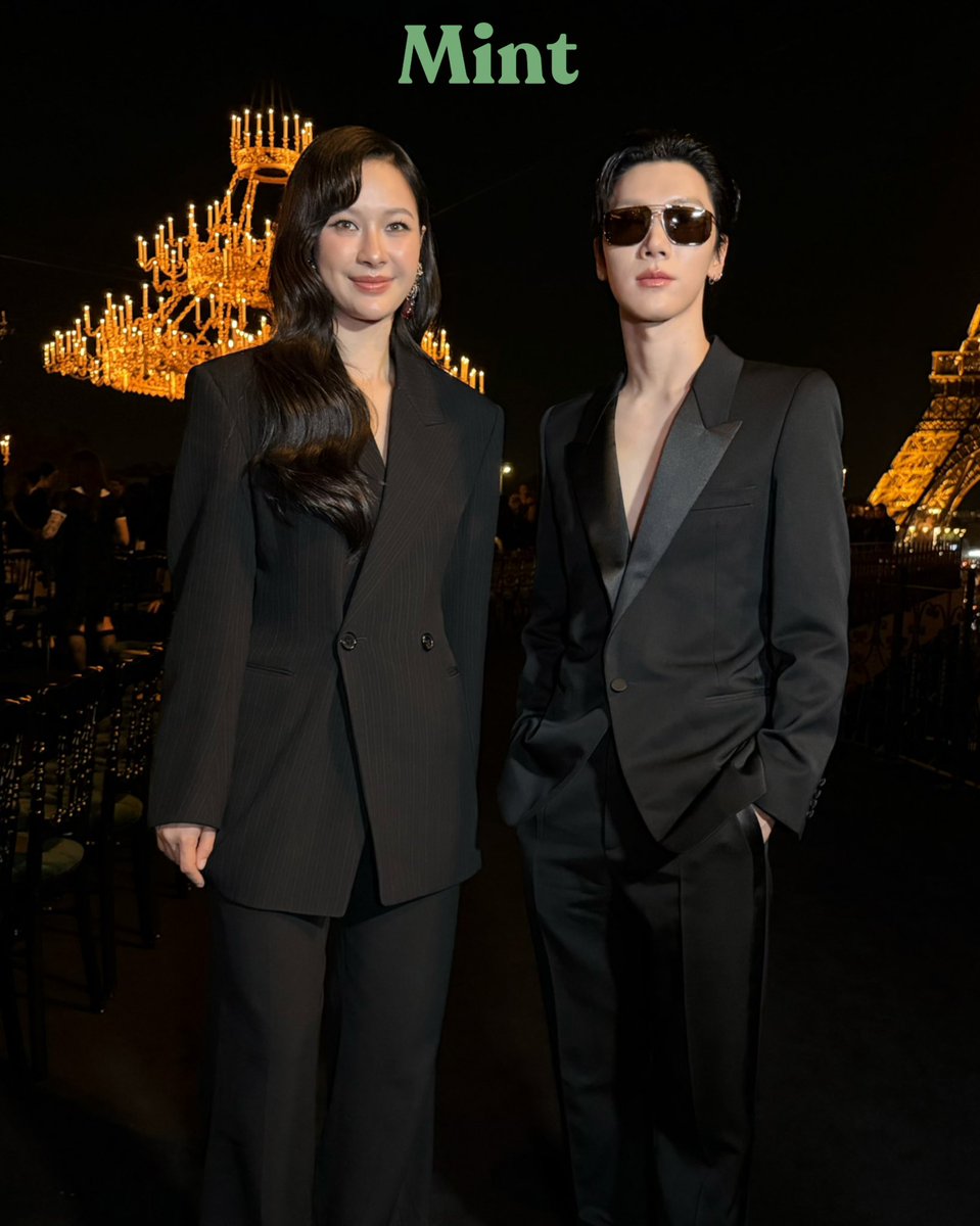 mintmag_th's tweet photo. คนไทยปังไม่ไหว!  #MintReports เสิร์ฟภาพสอง Saint Laurent Brand Ambassador ‘เตนล์ - มิ้ลค์’ อวดลุคฟร้อนท์โรว์ชมโชว์  #SaintLaurentSS27  ณ ปารีส ประเทศฝรั่งเศส 💚

#YSLxMilkPansa #SaintLaurentxTEN
#MilkPansa  #TEN
#TENforYSLPFW27 
#YSL #SaintLaurent 
#MintMagTH https://t.co/Flv5QMjIlp