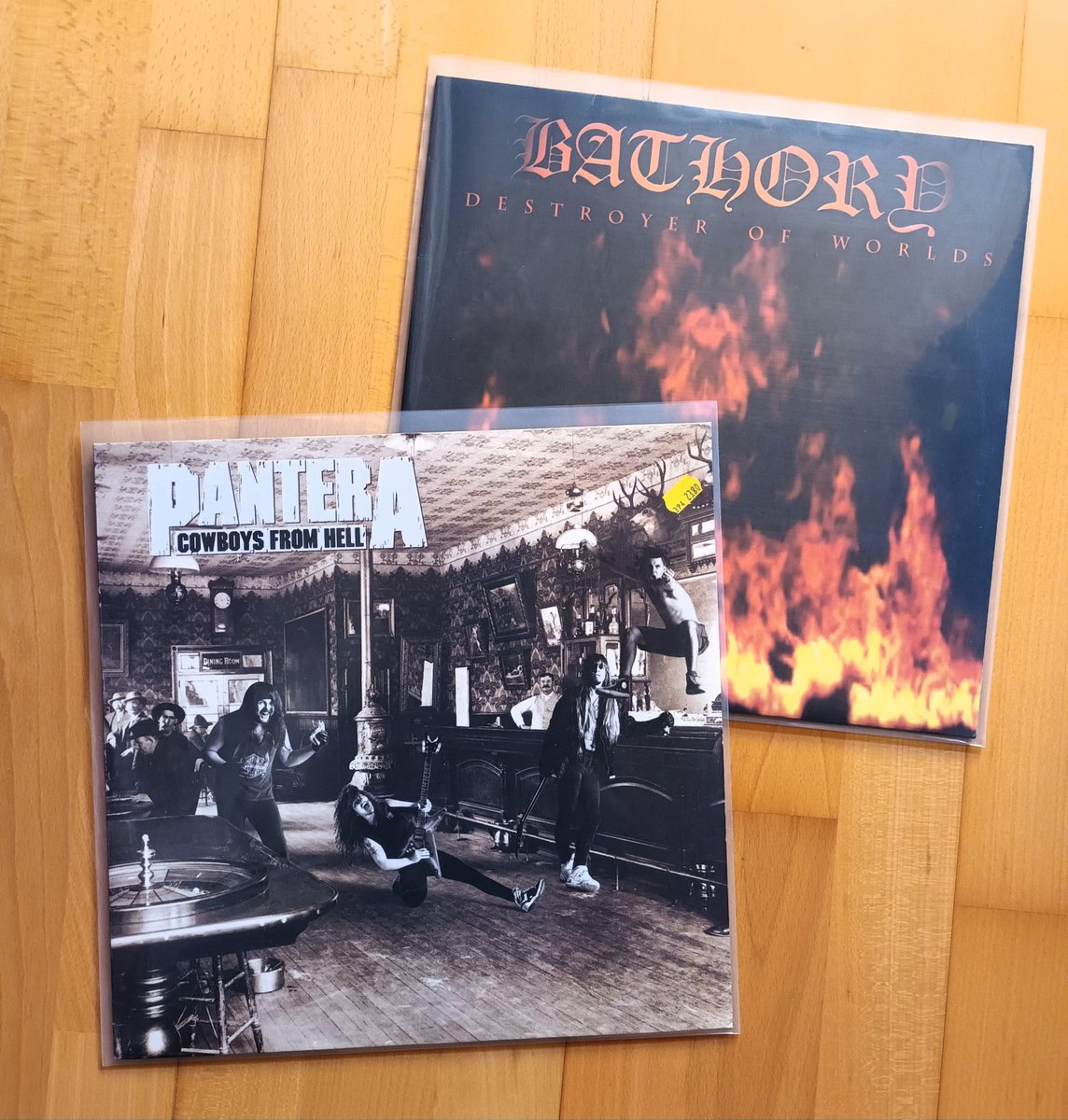 UnderJollyRoger's tweet photo. First Press :😀
Bathory 🇸🇪🤘- Destroyer of Worlds - Vinyl LP 2001
Pantera 🇺🇸🤘- Cowboys from Hell - Vinyl 1990
#Vinyl #Pantera #Bathory #Metalcollection https://t.co/7IHE37uEpa