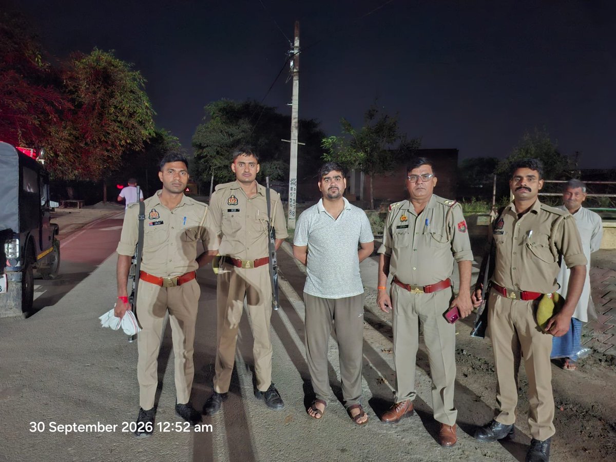 officer_cho's tweet photo. हाउस अरेस्ट कर लोगे तो क्या #CHOs डर जाएंगे?
एक को रोकोगे तो हज़ार खड़े होंगे!
कल लखनऊ में 18,000 CHOs की आवाज गूंजेगी।
सुन लो सरकार - अपना हक लेकर ही उठेंगे चाहे जो भी हो।
#ACHOUP #RegularizeCHOs #JusticeForCHOs
@PMOIndia @JPNadda @myogiadityanath @brajeshpathakup @UPGovt @nhm_up @UpNhm @DevToma91442321 @Himalay_ACHOU