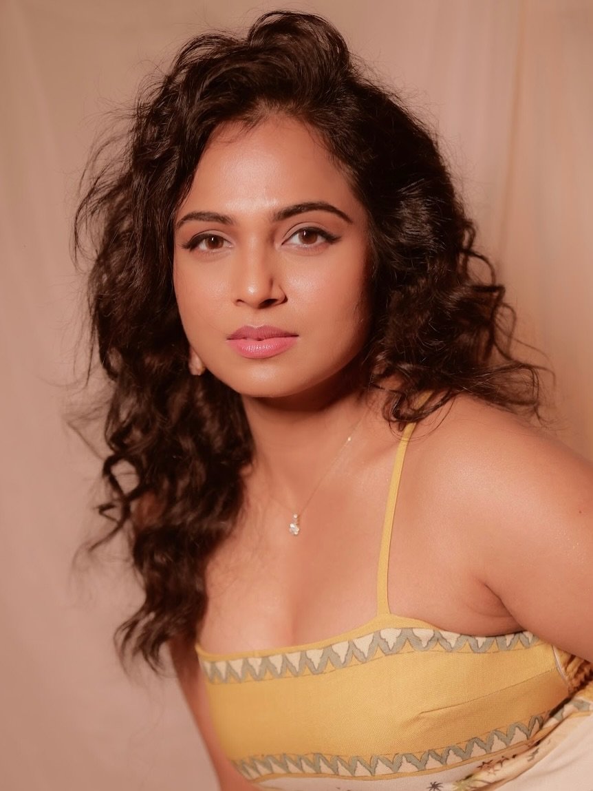 DreamerT96's tweet photo. #RamyaPandian
Arms mungji #Dusky kikku ethura 🥰 https://t.co/cVreGhYg6Z