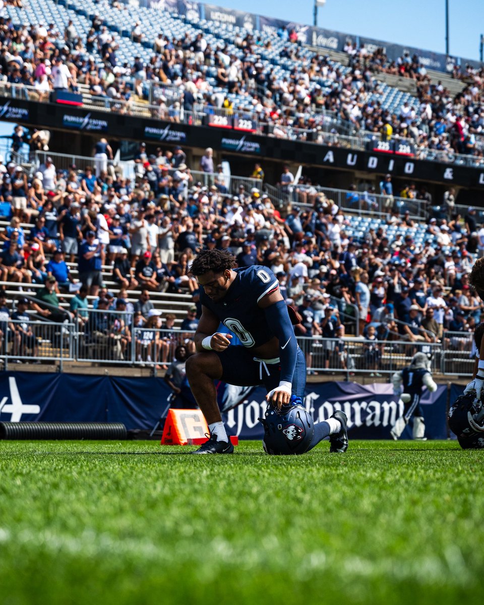 UConnFootball's tweet photo. @showtimesherm puttin’ in work through 4 weeks per @PFN365 https://t.co/iF6vDTzLwP