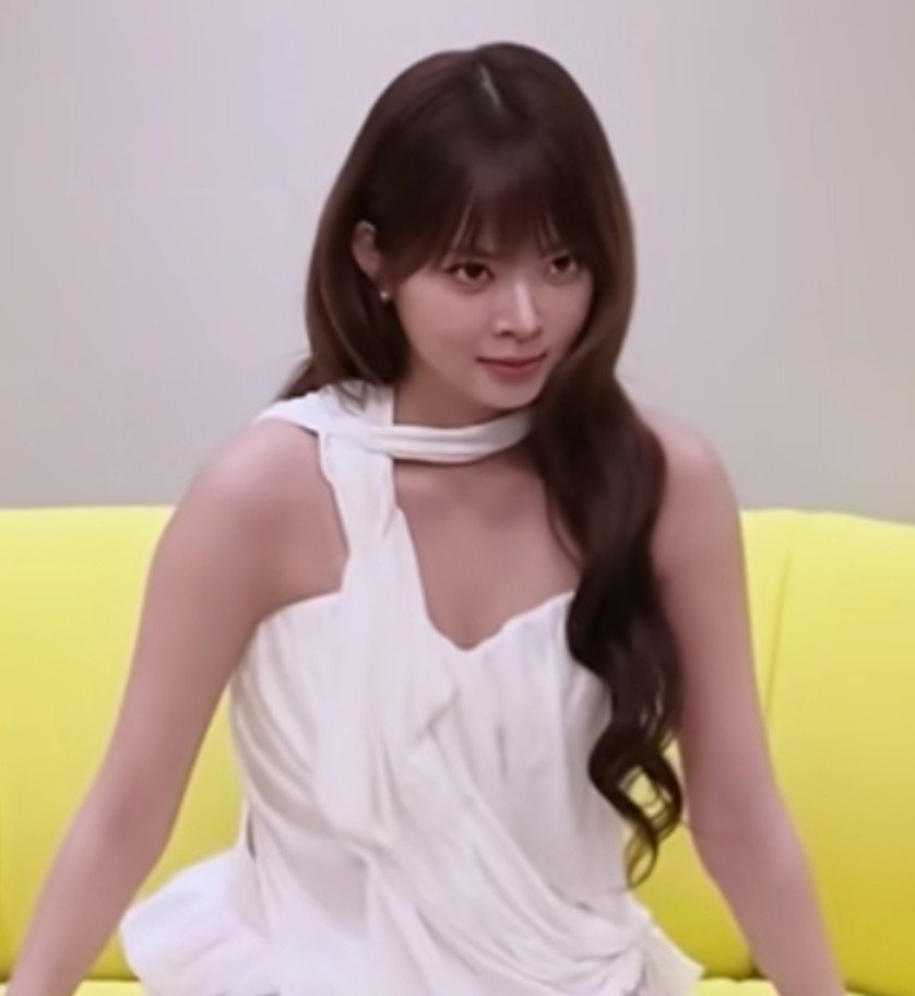 yunthesia's tweet photo. WHY IS EVERYONE HERE SO OLD? I FEEL LIKE EUNCHAE. https://t.co/d8N56sl4Bz