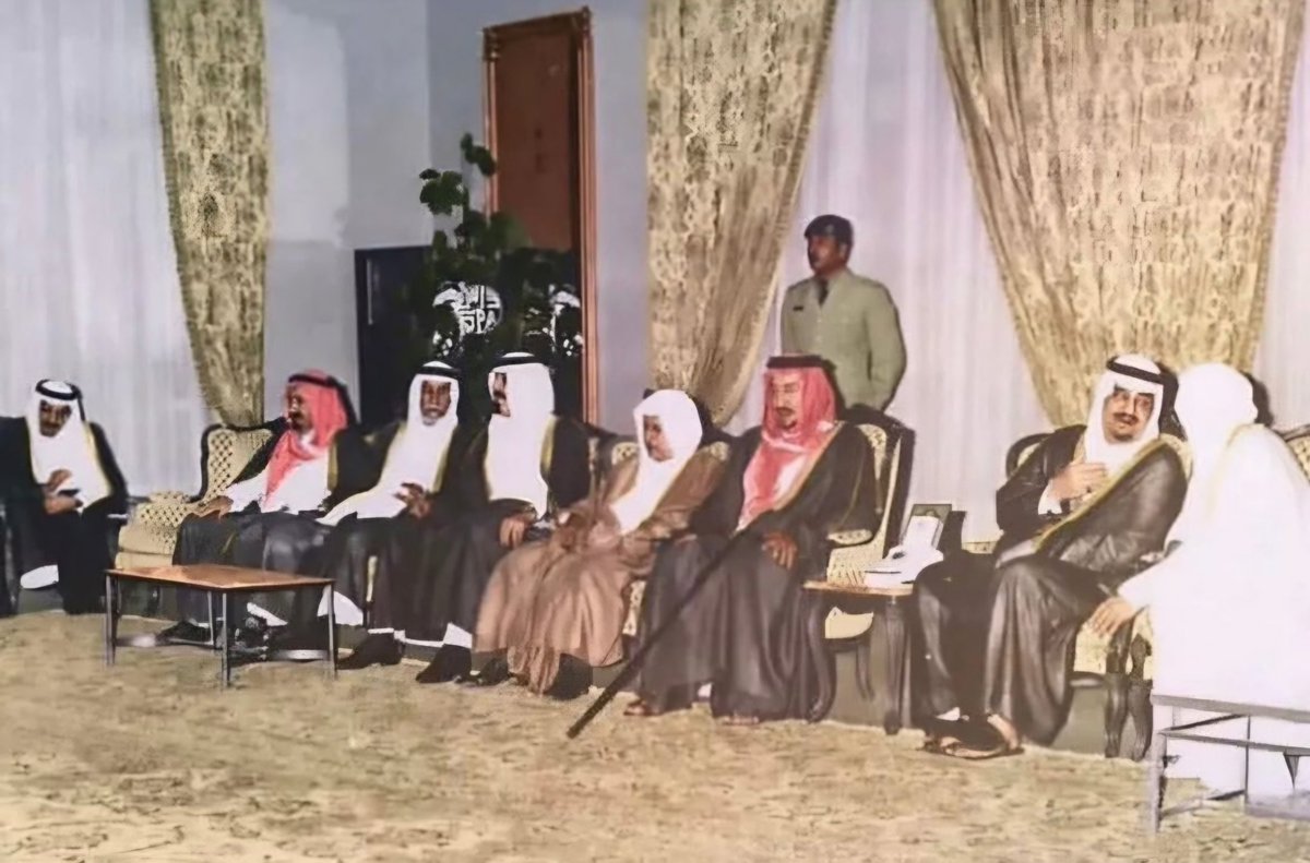 Mahamdsalem36's tweet photo. الملك فهد بن عبدالعزيز آل سعود وعلى يمينه الأمير محمد بن سعود الكبير آل سعود و الأمير مساعد بن عبد الرحمن و الملك عبدالله (الأمير آنذاك) و الأمير محمد بن عبد العزيز بن تركي و بعض اصحاب السمو رحمهم الله جميعا https://t.co/4NmqnAasTK