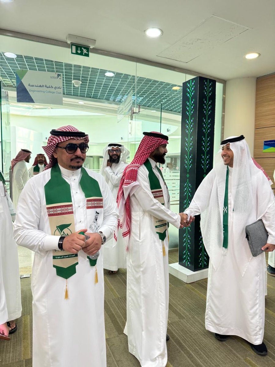 engineering_bu's tweet photo. اعتزازاً بوطنٍ تعانق أمجاده السماء؛ اختتمت كلية الهندسة احتفالها باليوم الوطني السعودي.
وفي هذا العمل المرئي، يجسد رؤساء الأقسام وإدارة الكليه مشاعر الفخر، مجددين العهد على تسخير كافة جهودنا الهندسية لمواصلة مسيرة البناء والتطوير.
دام عزك يا وطن 🇸🇦
#جامعة_الباحة
#كلية_الهندسة https://t.co/iyVmVm96Hl